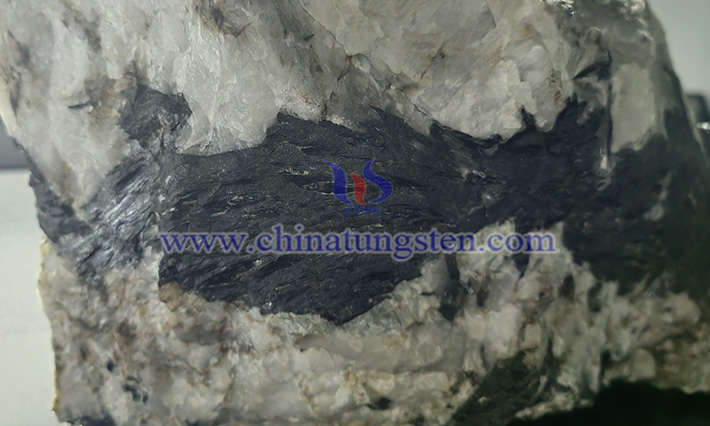 中鎢智造黑鎢礦圖片
