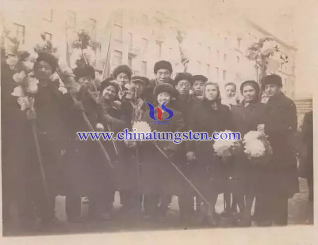 1955年11月，在莫斯科實習的學員參加十月革命勝利38周年慶典