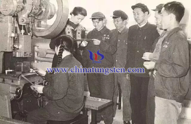 建廠初期，前蘇聯(lián)專家在生產現(xiàn)場指導