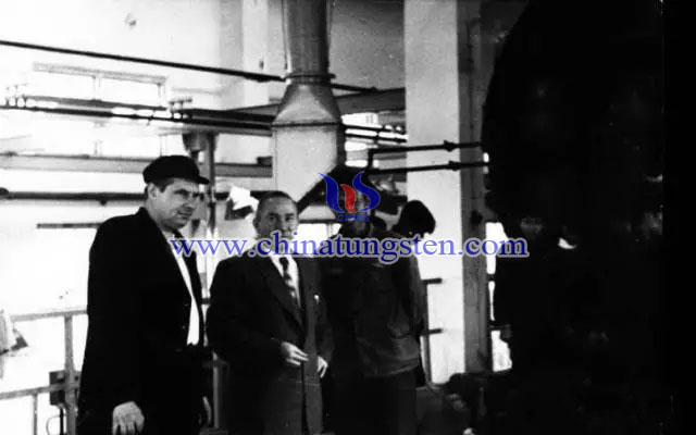 蘇聯(lián)專家和車間領導、技術人員一道操作