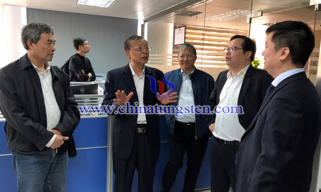 與會代表到東莞市數(shù)控刀具行業(yè)協(xié)會座談交流，并參觀國家模具產(chǎn)品質(zhì)量監(jiān)督檢驗(yàn)中心