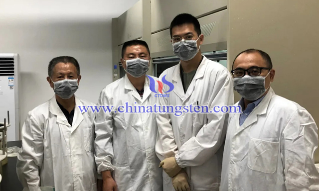 從左至右：協(xié)會(huì)辦公室主任方季云、江鎢控股進(jìn)出口公司經(jīng)理常雨忠、上?；ぴ汗こ處熗醺呖?、廈門金鷺?lè)勰┖Ｍ怃N售部經(jīng)理鄭志良