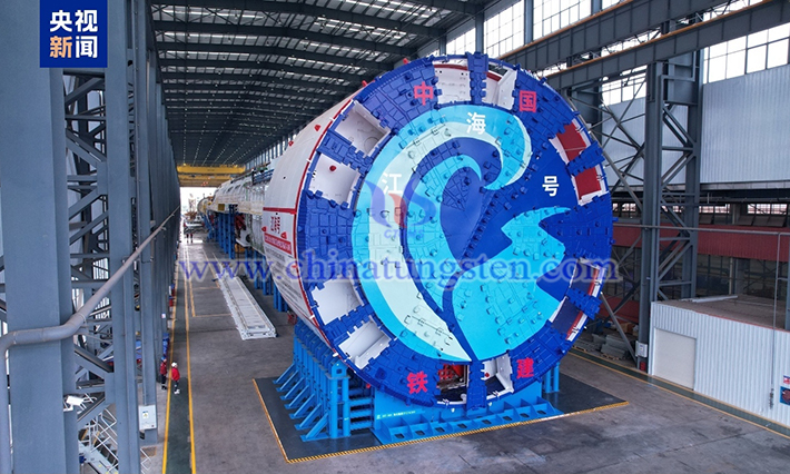 中國自主研制的最大直徑盾構(gòu)機(jī)“江海號”，圖源：央視新聞