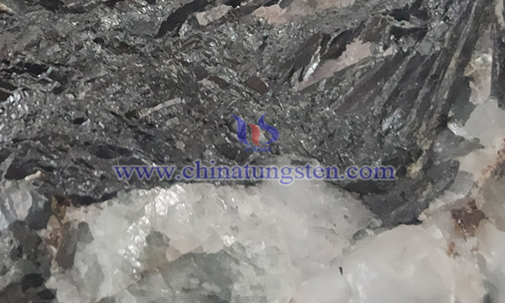 中鎢智造鎢礦圖片